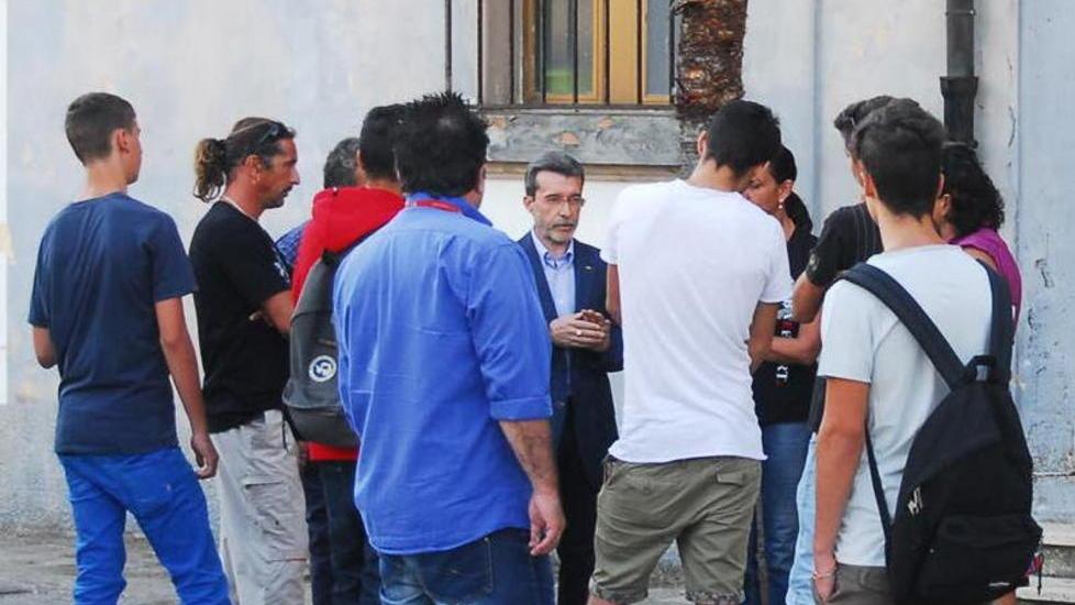 «Mio figlio entra o chiamo i carabinieri»