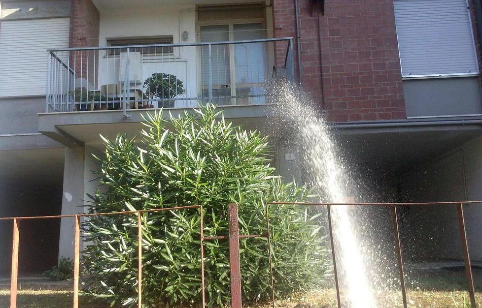 In via Tobagi la tubazione è ancora rotta e Casalp tace