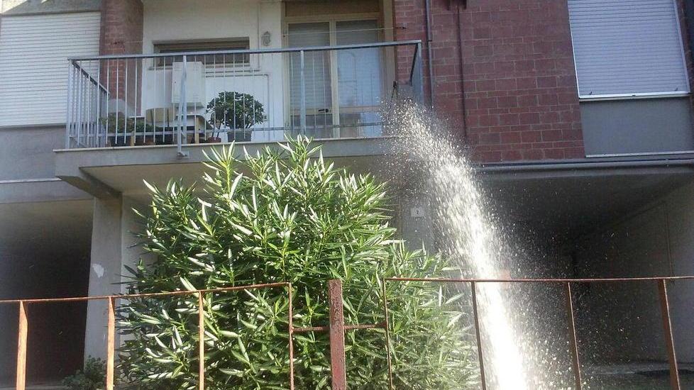 In via Tobagi la tubazione è ancora rotta e Casalp tace