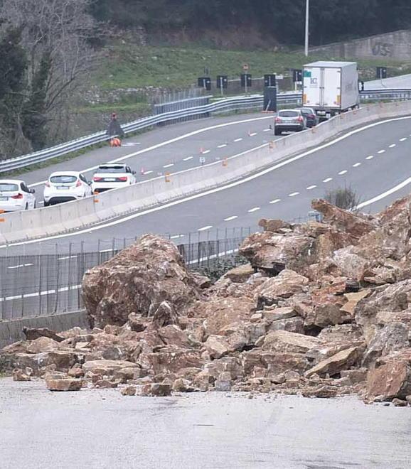 Lavori di consolidamento per la frana a ridosso con l’A11