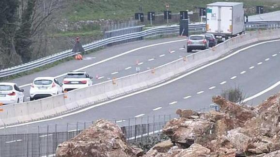 Lavori di consolidamento per la frana a ridosso con l’A11