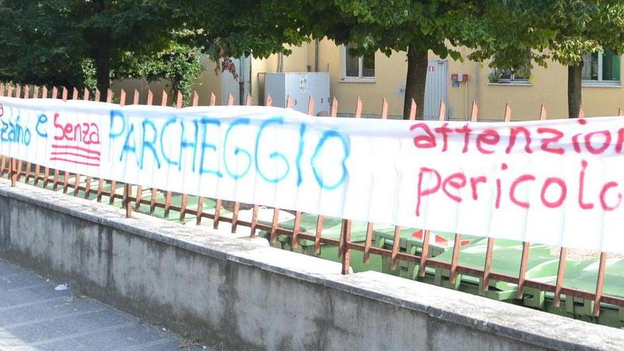 Presidio dei genitori perché manca il parcheggio alla primaria