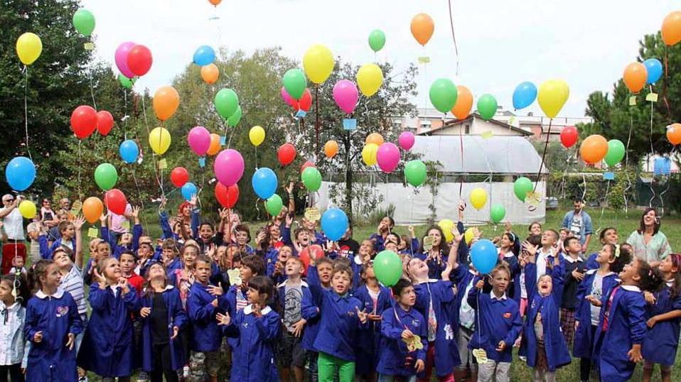Che festa alla Rodari di Avenza con volo di palloncini