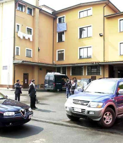 Picchia i carabinieri «inquilino» abusivo 