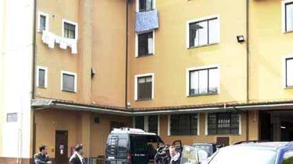 Picchia i carabinieri «inquilino» abusivo