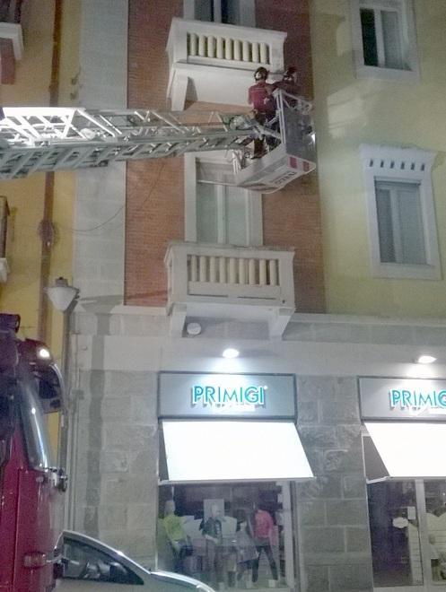 Calcinacci da una palazzina: sfiorati alcuni passanti