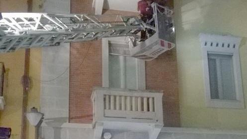 Calcinacci da una palazzina: sfiorati alcuni passanti
