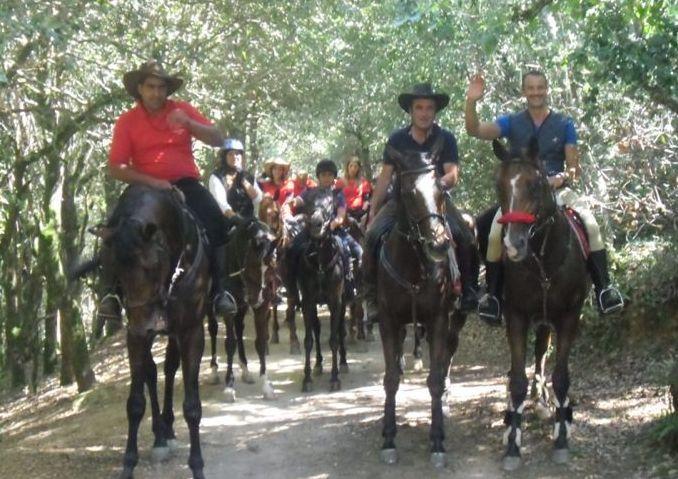 A cavallo lungo i sentieri impervi del Monte Ortobene