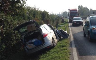 Supera un trattore e si schianta 
