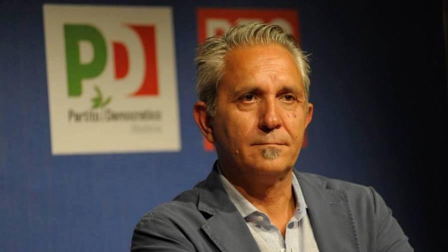 Trande ai grillini: «Intasate la macchina»