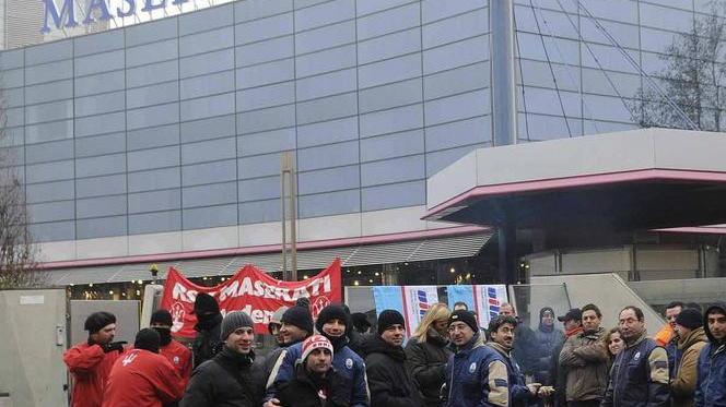 In 300 per il presidio anti-discriminazione davanti alla Maserati