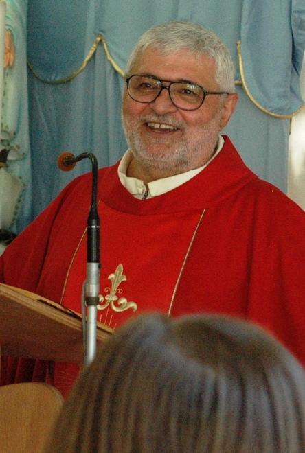 Padre De Carlo lascia Cento tra commozione e applausi