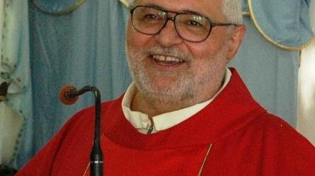 Padre De Carlo lascia Cento tra commozione e applausi
