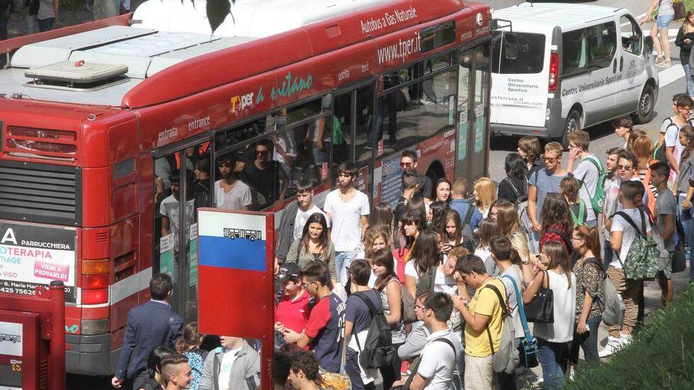 È iniziato l’assalto agli autobus della città