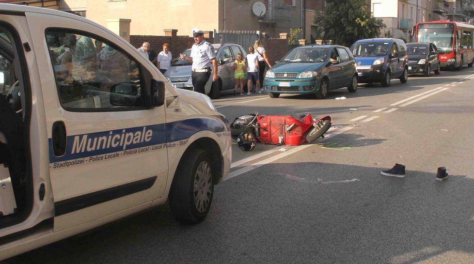 L’auto esce dal parcheggio scooterista finisce a terra 