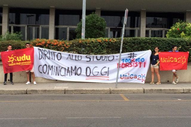Tagli alle borse di studio, sit in degli universitari davanti alla Regione 