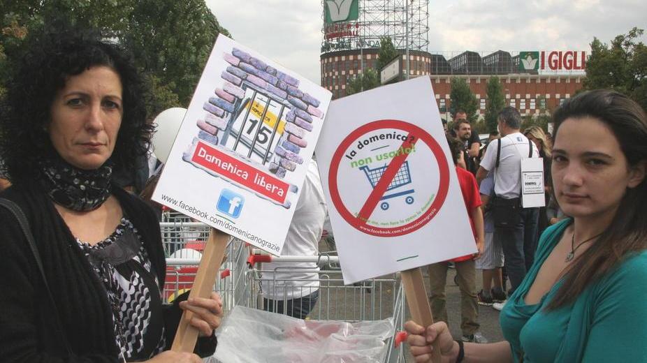 Negozi, dietrofront: mai più aperti nelle feste principali