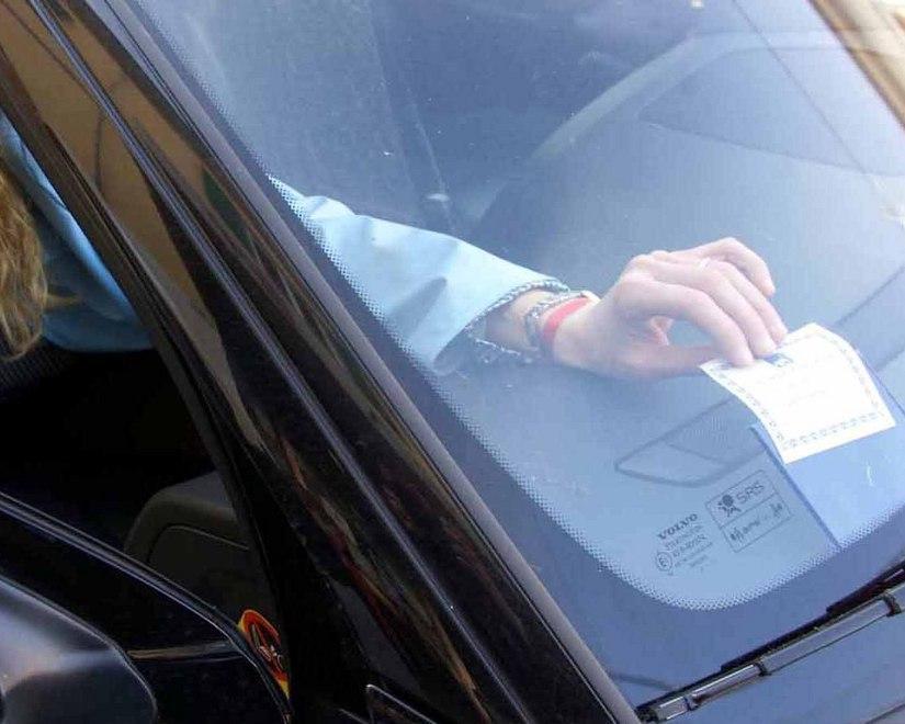 Denuncia un falso incidente per truffare l’assicurazione 