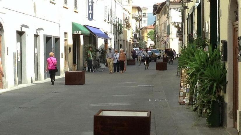 Via Santa Trinità diventa un vialetto di piante