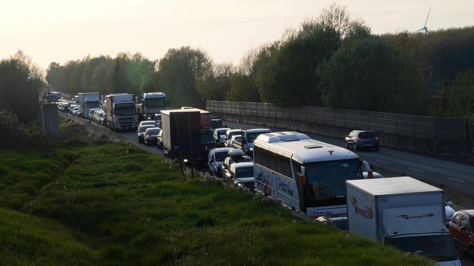 Scontro tra camion, superstrada in tilt per ore a Montopoli