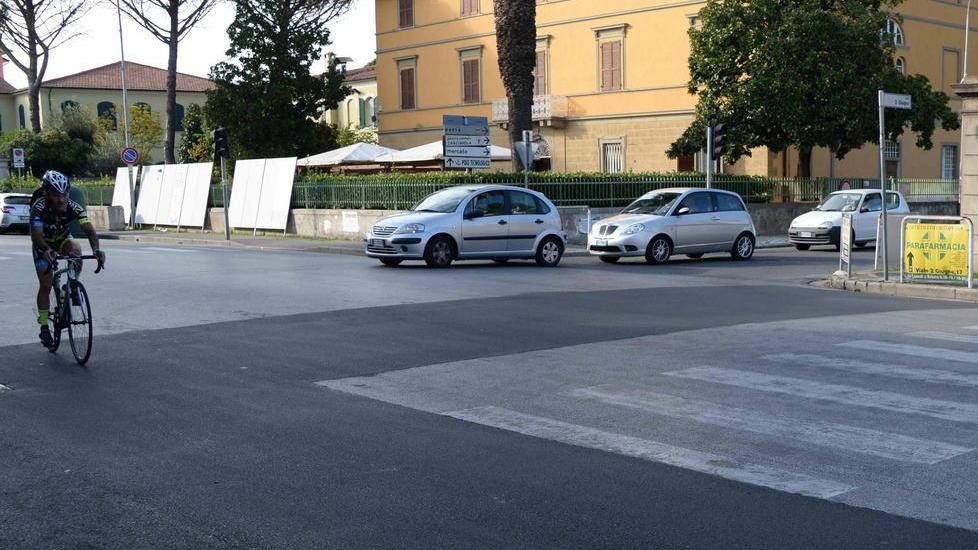 Tre lunghi mesi per sostituire il rosso al semaforo
