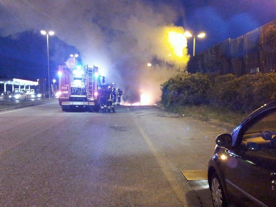 Auto a fuoco, tre esplosioni: paura in via del Levante 