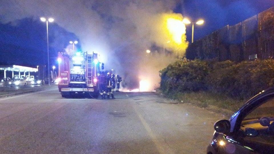 Auto a fuoco, tre esplosioni: paura in via del Levante