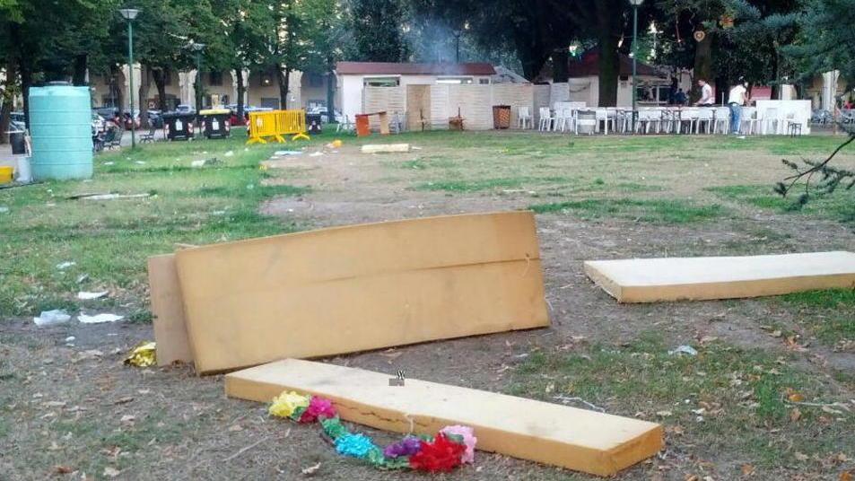 Dopo la festa sporcizia ovunque e prato distrutto in piazza Mercatale