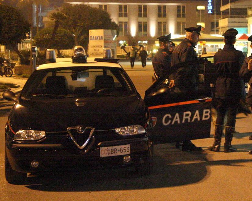 Prende a bastonate le passanti senza motivo 
