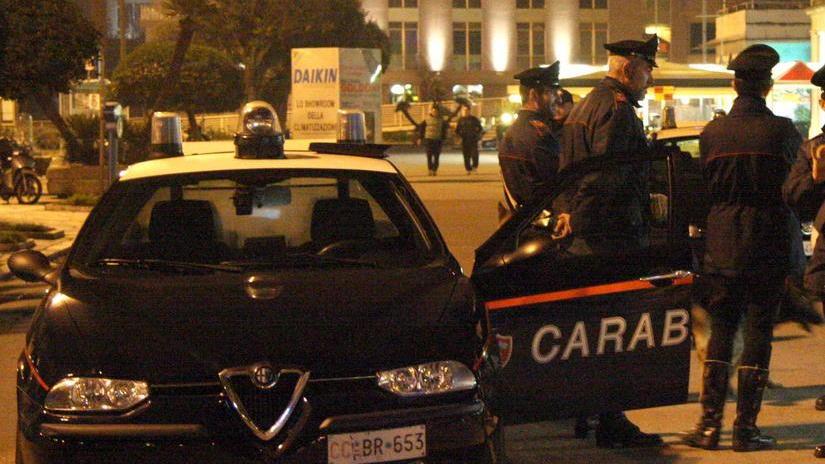 Prende a bastonate le passanti senza motivo