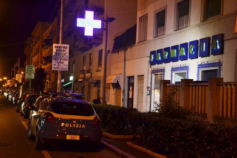 Rapina in farmacia, il racconto della vittima: "Gli ho detto: ti vanno bene 100 euro?" Guarda il video