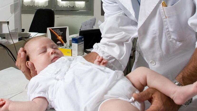 Choc in ambulatorio, il pediatra morde la bimba di 2 anni al braccio 