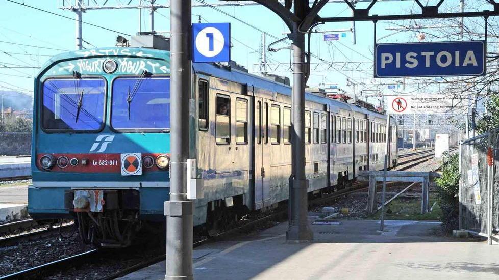 Pendolari bloccati sul treno guasto