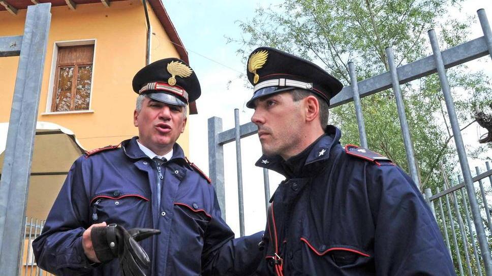 Riempie di botte la moglie al lavoro