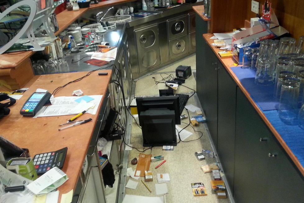 Banda mette a segno un colpo in un bar-pizzeria 