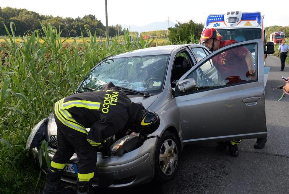 Pensionato si ribalta con l’auto 