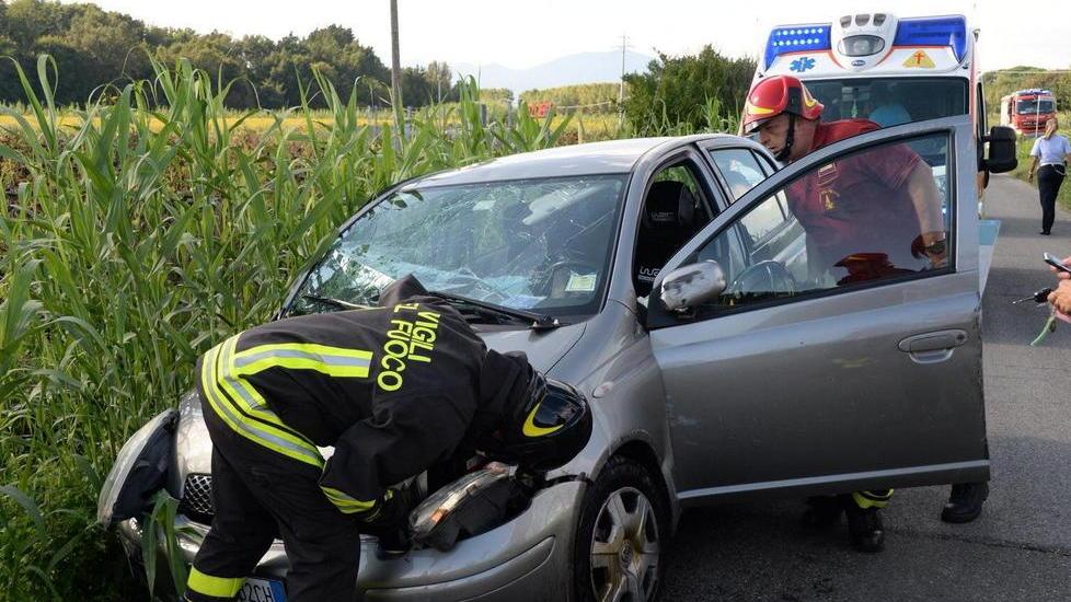 Pensionato si ribalta con l’auto