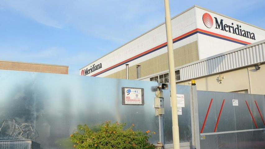 Acciaio e filo spinato per proteggere la sede