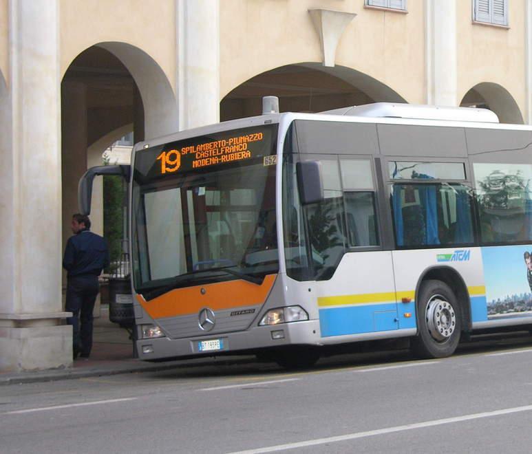 In duecento per un bus, proteste 