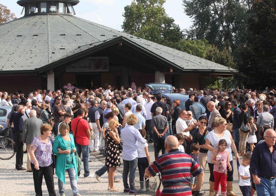 Silenzio e preghiera per una comunità riunita nel dolore 