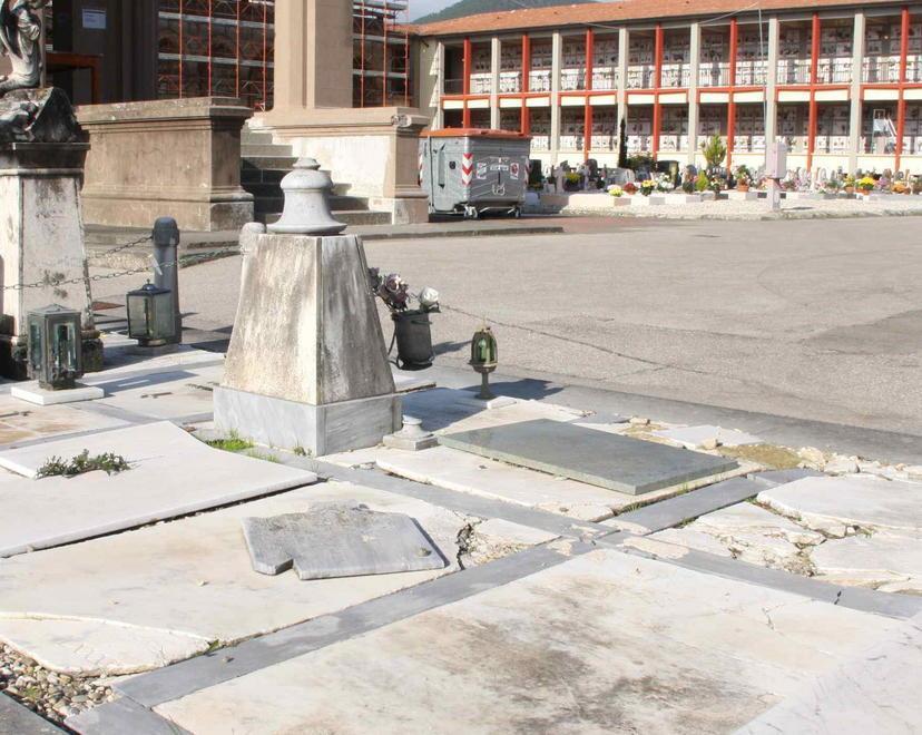 Degrado e mura che cadono al cimitero di Chiesanuova 