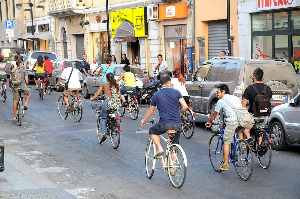Otto chilometri in bici, poi un gelato alla fragola e al limone 