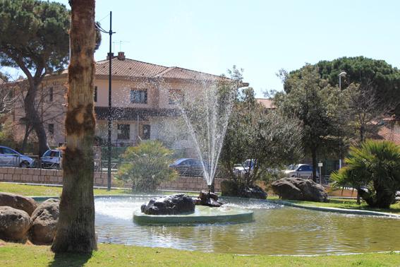 Si denuda, cerca vino nella fontana e la danneggia: denunciato 