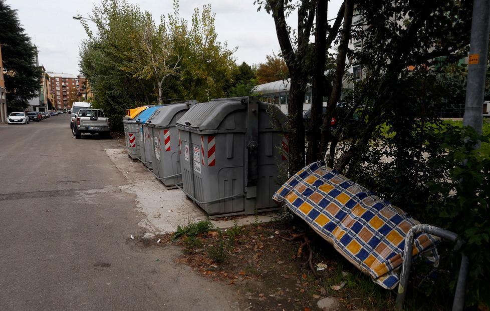 Degrado e traffici strani nel cantiere abbandonato 