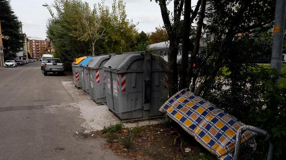 Degrado e traffici strani nel cantiere abbandonato