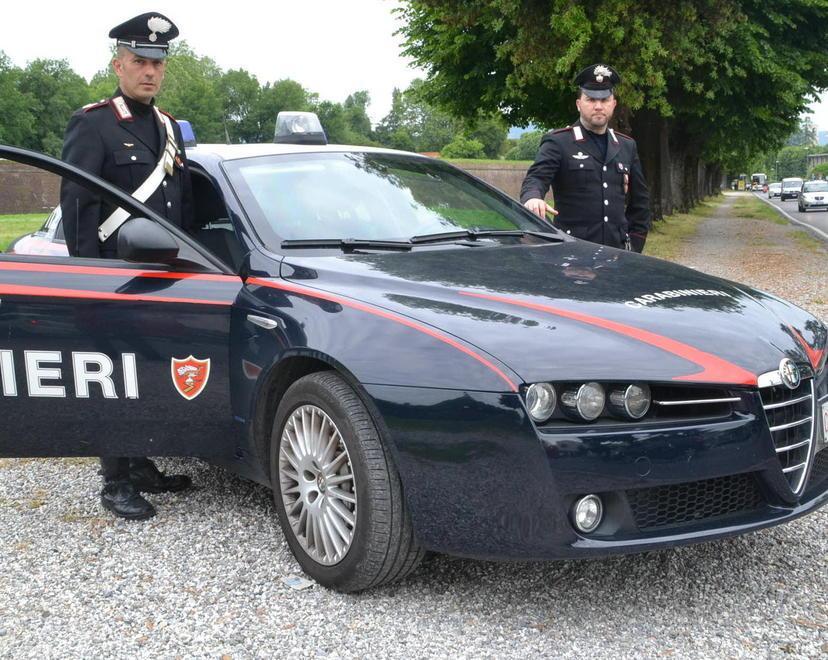 Chiede i soldi per le sigarette e picchia il convivente della madre: arrestato 
