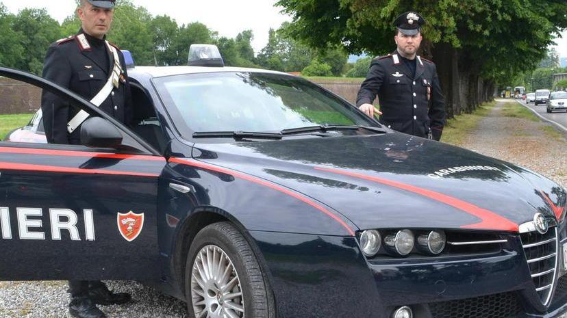 Chiede i soldi per le sigarette e picchia il convivente della madre: arrestato