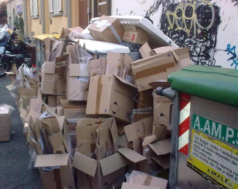 Cartoni fuori dal cassonetto, 600 euro di multa a un commerciante 
