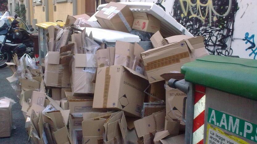 Cartoni fuori dal cassonetto, 600 euro di multa a un commerciante