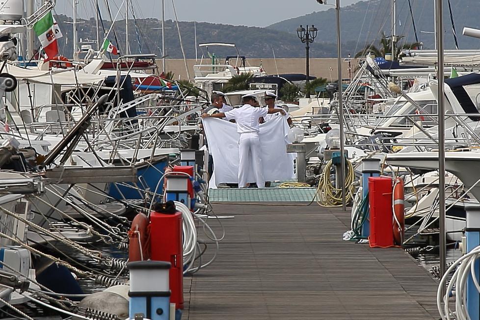 Un cadavere nelle acque del porto turistico di Alghero 